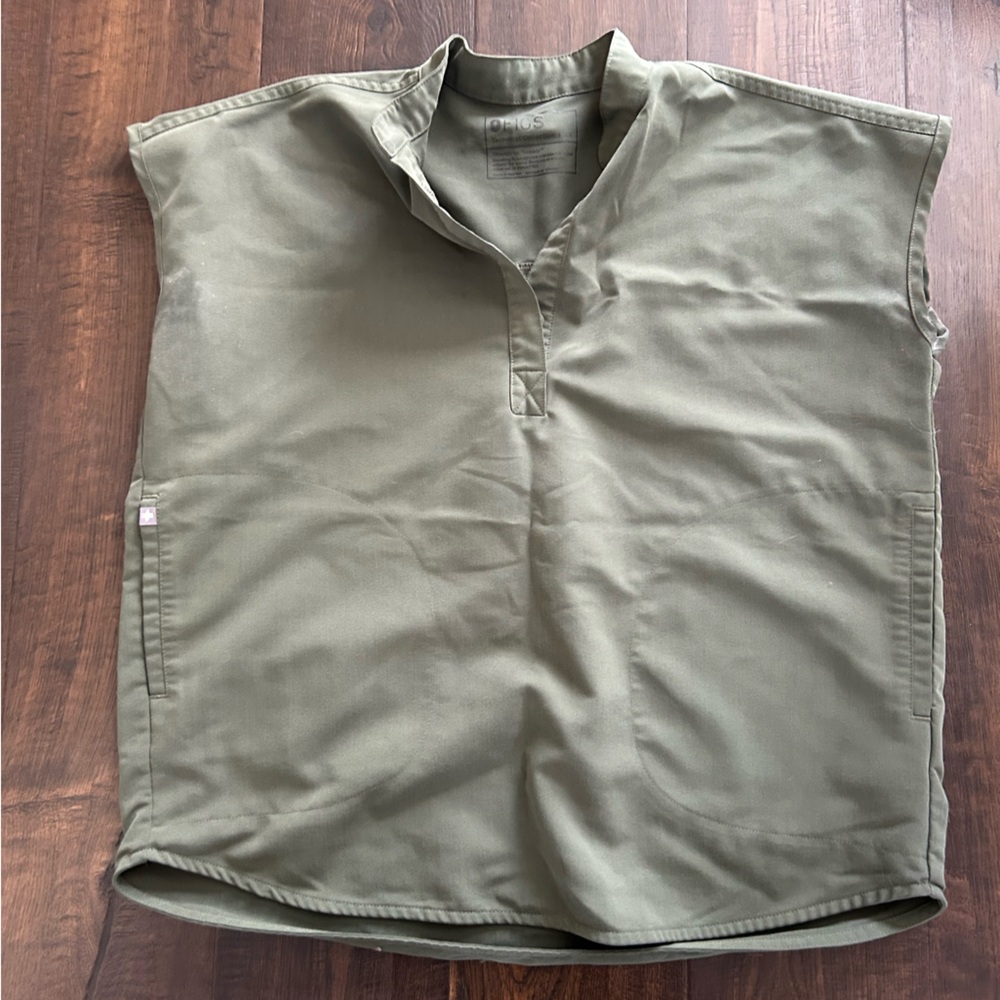 Figs scrub top